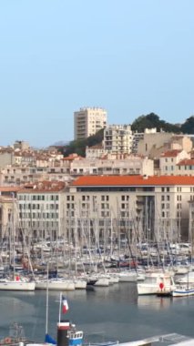 Marsilya Eski Limanı (Vieux-Port de Marseille) yatları ve Notre-Dame de la Garde Bazilikası ile. Marsilya, Fransa. Kamera tavası
