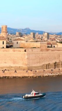 Günbatımında ve Saint-Jean Kalesi 'nde Marsilya Eski Limanı' na (Vieux-Port de Marsilya) yatlar geliyor. Marsilya, Fransa. Kamera kaydıyla