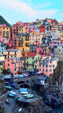 Manarola köyü Cinque Terre Ulusal Parkı 'ndaki popüler turizm merkezi UNESCO Dünya Mirasları Alanı, Manarola, Liguria, İtalya, gün batımında. Yatay kamera tavasıyla