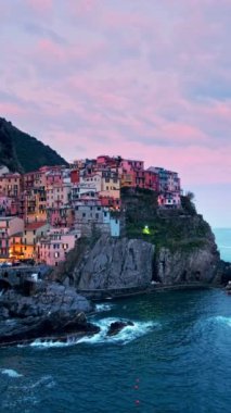 Manarola köyü Cinque Terre Ulusal Parkı 'ndaki popüler turizm beldesi UNESCO Dünya Mirasları Alanı, Liguria, İtalya