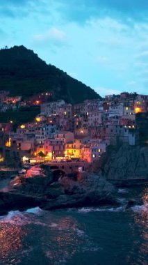 Cinque Terre Ulusal Parkı 'ndaki Manarola köyündeki uçurumlardaki evler UNESCO Dünya Mirası Alanı, Liguria, İtalya