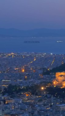 Yunanistan 'ın ünlü turistik beldesi - Atina ikonik manzarası ve Atina' nın Lycabettus Dağı, Atina ve Yunanistan 'dan görüldüğü üzere Atina' nın Akropolis kentindeki Parthenon Tapınağı. Yatay kamera tavası