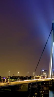 Gece, Nieuwe Maas üzerindeki Erasmus Köprüsü üzerindeki Rotterdam 'da sokak trafiğinin zamanlaması aydınlandı. Rotterdam, Hollanda. - Evet. Kamera tavası