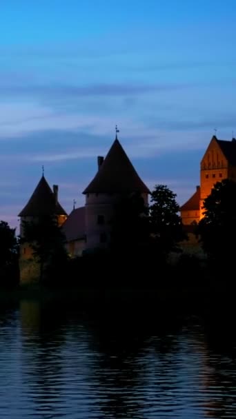 Castillo Isla Trakai Lago Galve Iluminado Por Noche Que Refleja — Vídeos de Stock