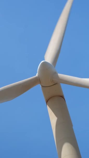 Koncepcja Ekologicznej Energii Odnawialnej Turbina Wiatrowa Wytwarzająca Energię Elektryczną Niebie — Wideo stockowe