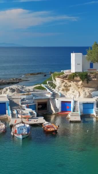 그리스 아름다운 크리스탈 청록색 전통적인 백악관 교회에서 보트와 Mandrakia Milos — 비디오