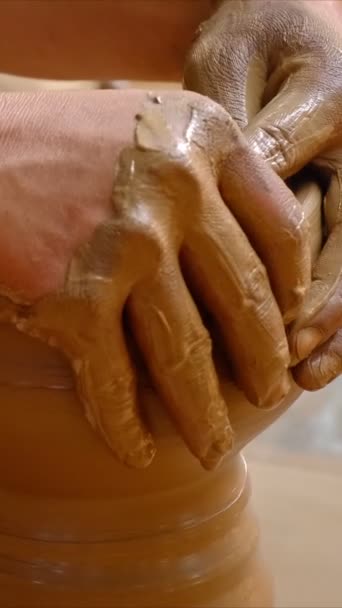 Τεχνητά Βρεγμένα Χέρια Αγγειοπλάστη Διαμορφώνουν Τον Πηλό Κεραμικό Τροχό Και — Αρχείο Βίντεο