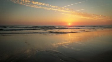 Fonte da Telha sahilinde dalgalanan dalgalarla Atlantik Okyanusu 'nun batışı, Costa da Caparica, Portekiz