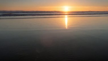 Fonte da Telha sahilinde dalgalanan dalgalarla Atlantik Okyanusu 'nun batışı, Costa da Caparica, Portekiz