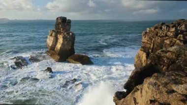 Cabo Carvoeiro, Peniche, Portekiz 'de gün batımında okyanus kıyısındaki kayalık.