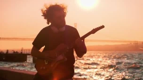 Hipster Uliczny Muzyk Czerni Gra Gitarze Elektrycznej Ulicy Zachodzie Słońca — Wideo stockowe