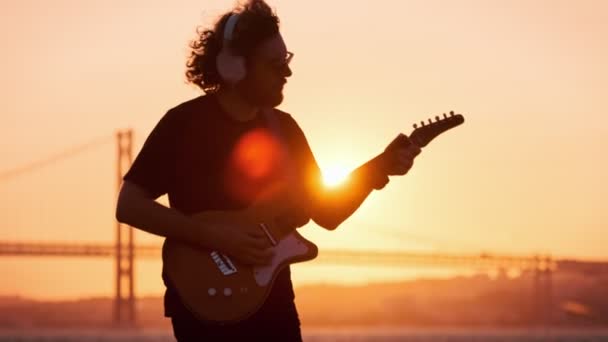 Hipster Straßenmusiker Schwarz Spielt Gitarre Freien Auf Der Straße Sonnenuntergang — Stockvideo