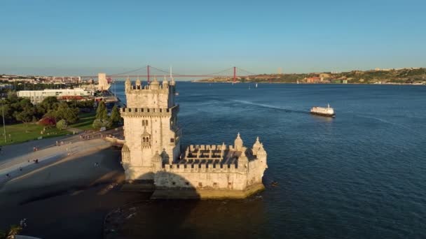 Drohnenaufnahme Des Belem Tower Ein Berühmtes Touristisches Wahrzeichen Von Lissabon — Stockvideo