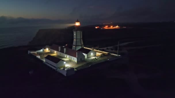 エスピシェルが夕方に大西洋でエスピシェルを占領する灯台の空中観測 セシンブラ ポルトガル オービットパララックスショット — ストック動画