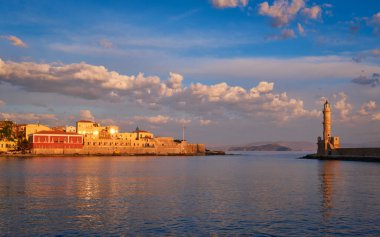 Eski Chania limanı manzarası, sabahları Girit Adası 'nın tarihi ve turistik noktalarından biridir. Hanya, Girit, Yunanistan