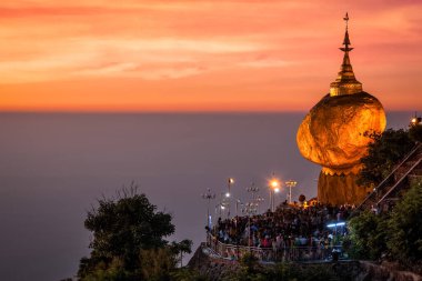 altın rock - kyaiktiyo pagoda - ünlü myanmar landmark, Budist hac mevcuttur ve turistik cazibe, myanmar
