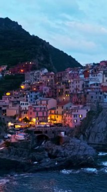 Manarola köyü Cinque Terre Ulusal Parkı 'ndaki popüler turizm beldesi UNESCO Dünya Mirasları Alanı, Liguria, İtalya. Yatay kamera tavası