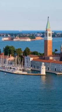 Venedik gölü manzarası ve San Giorgio di Maggiore kilisesi ve Santa Maria della selamı gün batımında St Mark 's Campanile çan kulesinden, Venedik, İtalya. Kamera yatay tavası