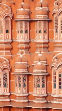 Hindistan 'ın Rajasthan kentindeki Jaipur şehrindeki ünlü Hint turist şehri Hawa Mahal veya Rüzgarlar Sarayı' nın cephesi. Hawa Mahal, Rajputana mimarisinin vücut bulmuş halidir. Kamera döndürme