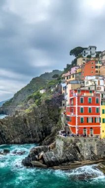 Cinque Terre Ulusal Parkı 'ndaki Riomaggiore köyünün popüler turizm beldesi Timelapse UNESCO Dünya Mirası Bölgesi, Liguria, İtalya. Kamera tavası
