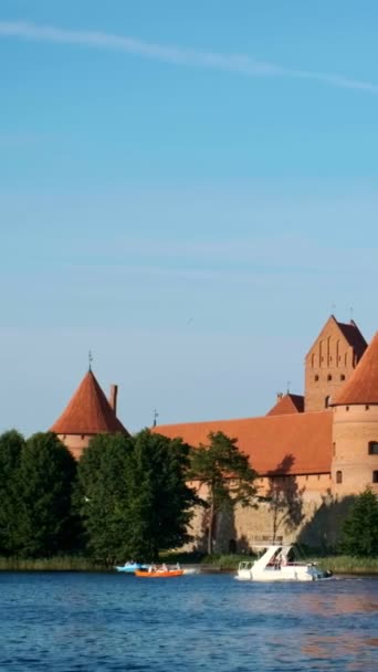 Château Île Trakai Dans Lac Galve Avec Des Bateaux Journée — Video