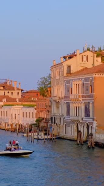 Панорама Венеціанського Гранд Каналу Човнами Церквою Санта Марія Дель Салют — стокове відео