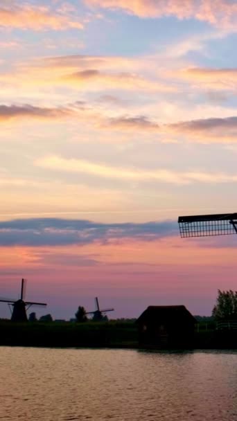 Szélmalmok Híres Turisztikai Oldalon Kinderdijk Hollandiában Naplementekor Drámai Égbolttal Kinderdijk — Stock videók