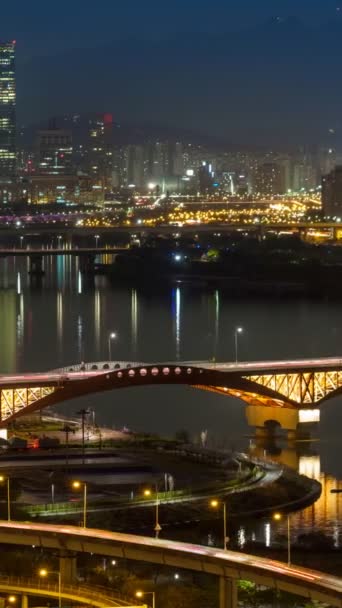 在暮色中 首尔市中心城市景观的空中穿行 有高速公路和韩江上的松山大桥 水平摄像盘 — 图库视频影像