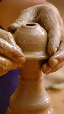 Potter çömlekçi çarkını döndürüyor ve tasarım hatırası yapıyor. Geleneksel Hint kasesi, kavanoz, vazo, esrar ve hatıra üretiyor. Udaipur, Rajasthan, Hindistan