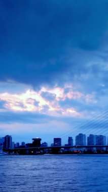 Erasmus Köprüsü (Erasmusbrug) ve Rotterdam gökdelenleri gece aydınlandı. Rotterdam, Hollanda. Kamera tavası