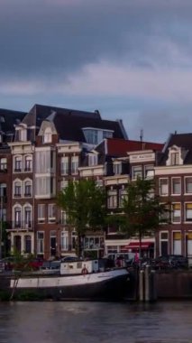Amsterdam 'da kanal ve ortaçağ evlerinin zaman çizelgesi var. Amsterdam, Hollanda. Kamera tavasıyla