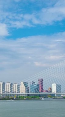 Rotterdam şehir manzarası ve Nieuwe Maas üzerindeki Erasmus köprüsü. Rotterdam, Hollanda. Kamera döndürme