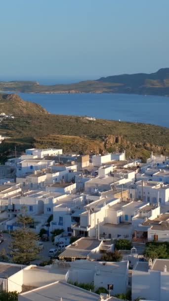 Vista Panorâmica Aldeia Plaka Com Igreja Grega Tradicional Costa Oceânica — Vídeo de Stock
