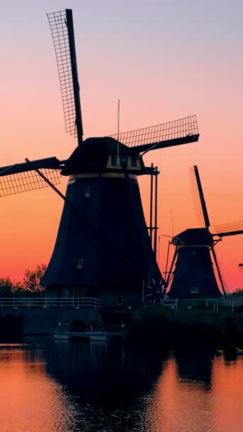 有名な観光地のウィンドミルズ 劇的な空の日没にオランダのキンディケイク キンダイク オランダ — ストック動画