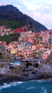 Manarola köyü Cinque Terre Ulusal Parkı 'ndaki popüler turizm merkezi UNESCO Dünya Mirasları Alanı, Manarola, Liguria, İtalya, gün batımında dramatik bir gökyüzü ile. Kamera tavası