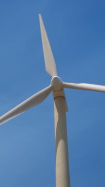 Yeşil yenilenebilir alternatif enerji kavramı - rüzgar jeneratörü türbini gökyüzünde elektrik üretiyor