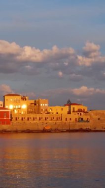 Resimli eski Chania limanı, Girit adasının şafak vakti turistik beldelerinden biridir. Hanya, Girit, Yunanistan. Yatay kamera tavası