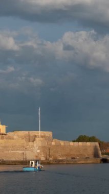 Chania 'nın pitoresk limanında denize açılan balıkçı teknesi, sabahları Girit adasının tarihi ve turistik noktalarından biridir. Hanya, Girit, Yunanistan. Kamera tavası