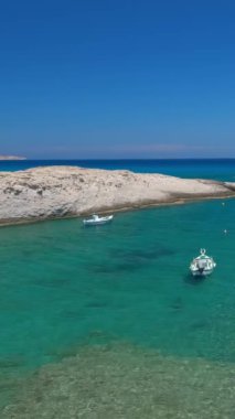 Yunanistan 'ın Milos Adası' ndaki Mitakas sahil ve balıkçı köyü. Yatay kamera tavası