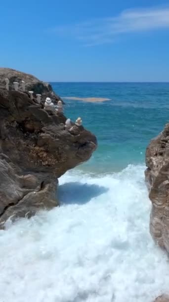 Paleochori 해변과 밀로스 사이클라데스 그리스의 파도에 사진기 수평한 — 비디오