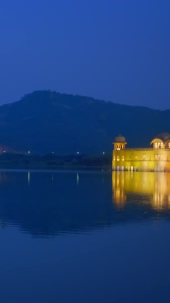 Знаменитый Индийский Туристический Памятник Jal Mahal Водный Дворец Освещается Ночью — стоковое видео