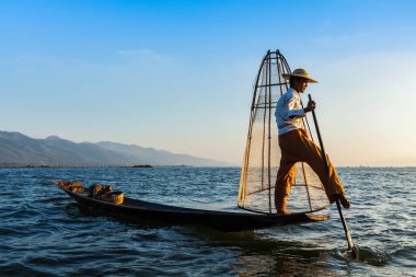 Myanmar seyahat cazibe landmark - Inle Gölü, myanmar için kendi kendine özgü bir ünlü geleneksel Birmanya fisherman tarzı kürek uzun bacaklı