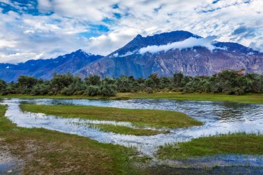 Himalayalar ve nubra Vadisi günbatımı manzara Panoraması. hunber, nubra Vadisi, ladakh, Hindistan