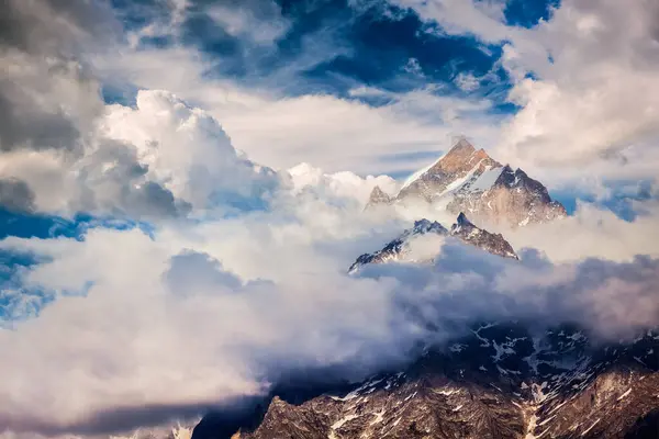 Schneebedeckter Gipfel Eines Berges Himalaya Wolken Sangla Himachal Pradesh Indien Stockfoto
