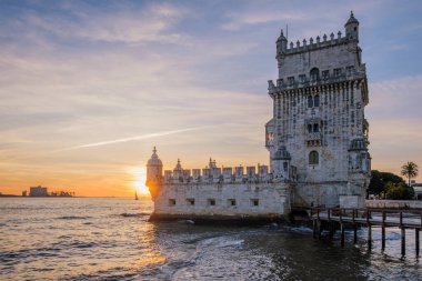 Belem Kulesi veya St. Vincent Kulesi - Lisboa 'nın ünlü turizm merkezi - gün batımında Tagus Nehri Tejo kıyısında. Lizbon, Portekiz