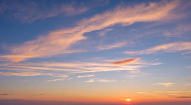 Gün batımından sonra güzel dramatik manzara gökyüzü arkaplanı gün batımından sonra