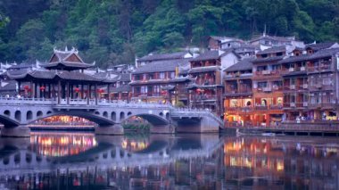 Çin turizm merkezi Feng Huang Antik Kenti (Antik Antik Antik Şehir) Tuo Jiang Nehri üzerindeki köprü gece aydınlandı. Hunan Eyaleti, Çin