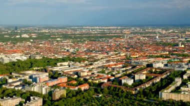 Olimpiyat Kulesi 'nden Münih' in havadan görünüşü. Münih, Bavyera, Almanya. Kamera kaydıyla