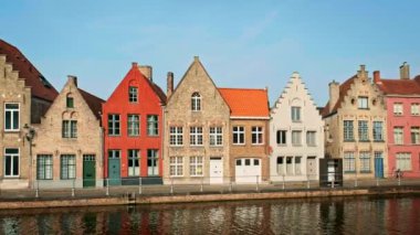 Belçika 'nın ünlü turist kasabası Bruges' de (Brugge) gün batımında eski evler ve kanallar. Kamera tavasıyla