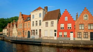 Belçika 'nın ünlü turist kasabası Bruges' de (Brugge) gün batımında eski evler ve kanallar. Kamera tavasıyla